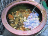 睡蓮鉢の掃除完了(27-viii-2005,Hiro撮影)