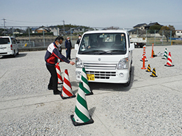 侠角路を切り返しをする運転実技